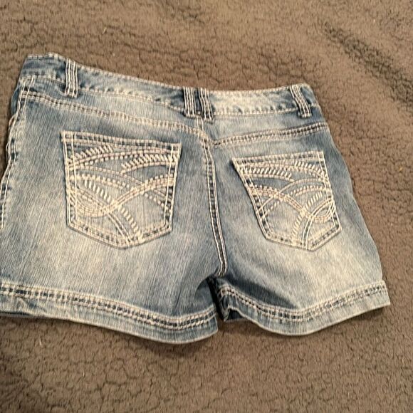 Maurice’s Jean Shorts Size 3/4 Denim Distressed - Picture 5 of 6